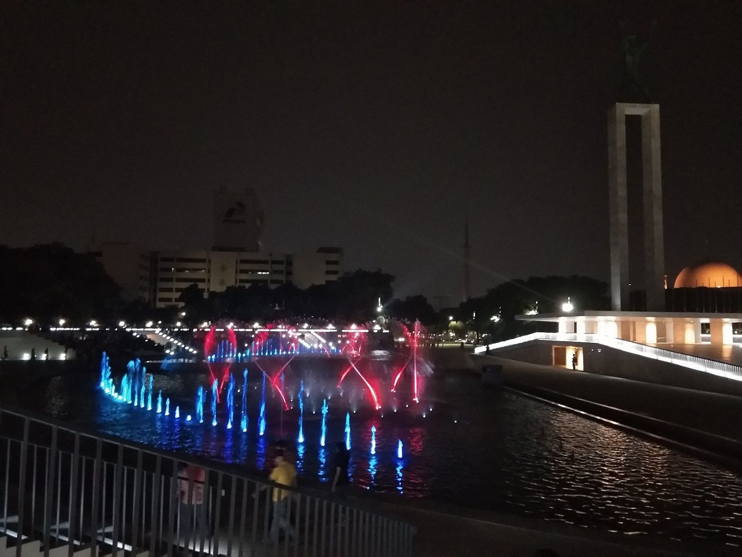 Ada Pertunjukan Air Mancur Menari Menarik Di Lapangan