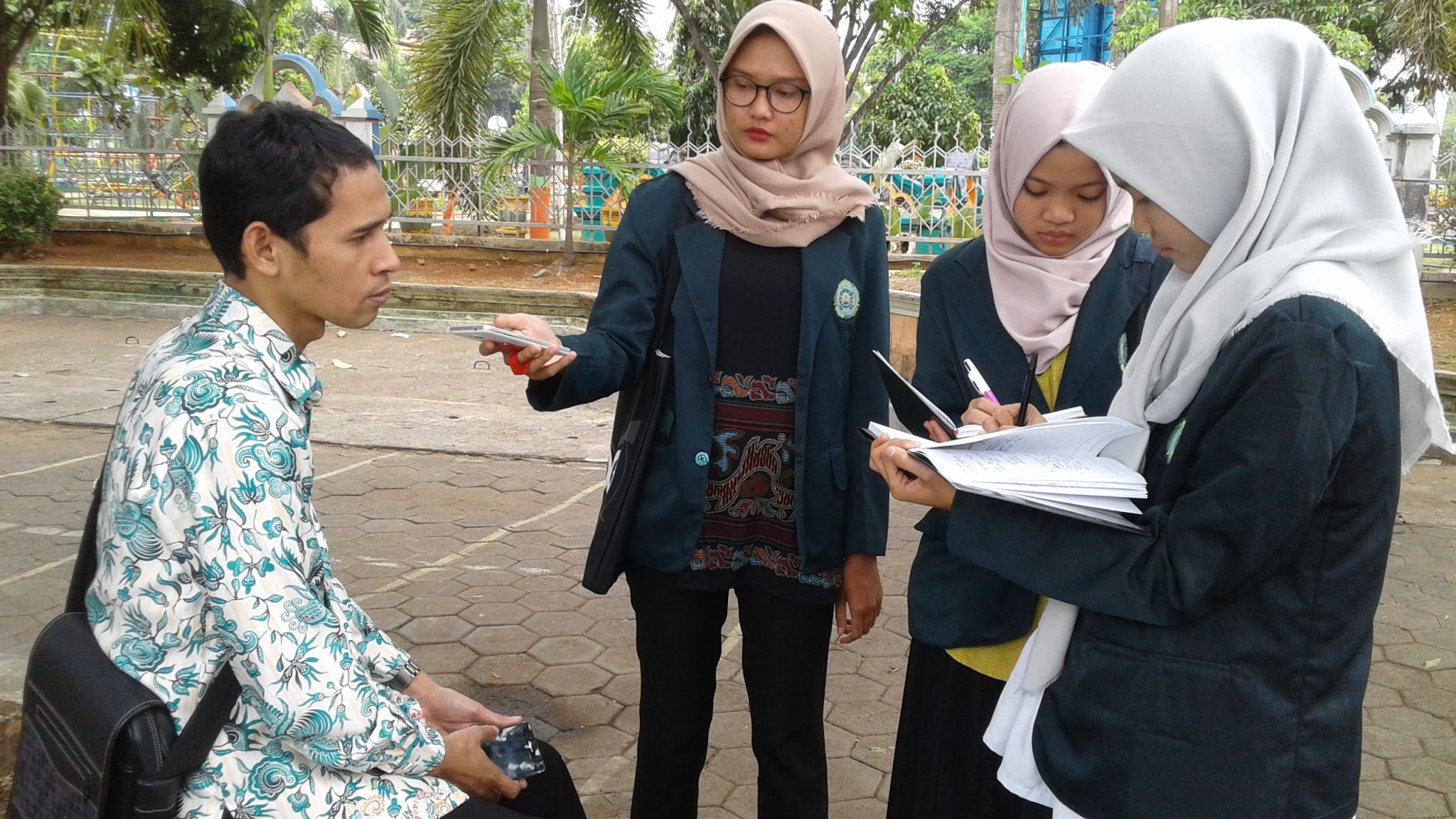 Pembelajaran Outdoor Jurnalistik Mahasiswa Unisnu di Kota Jepara oleh Arum Sari Kompasiana