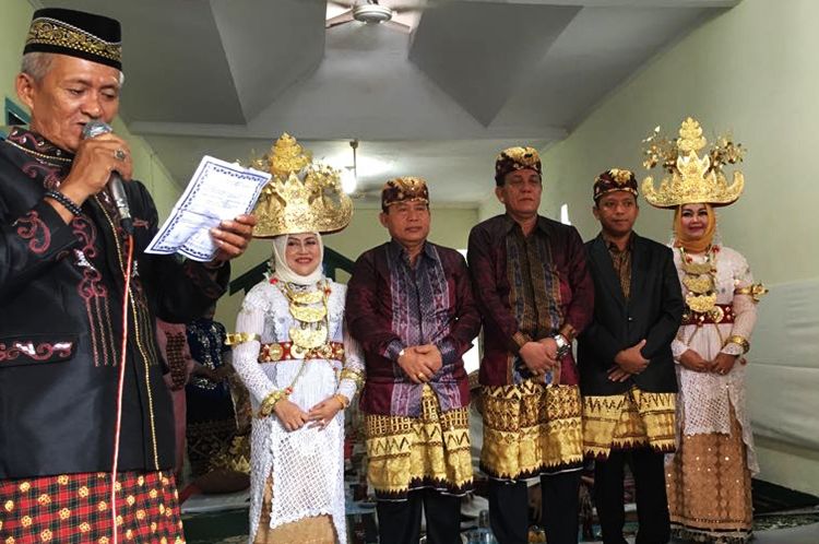Hasil gambar untuk pakaian pria adat lampung