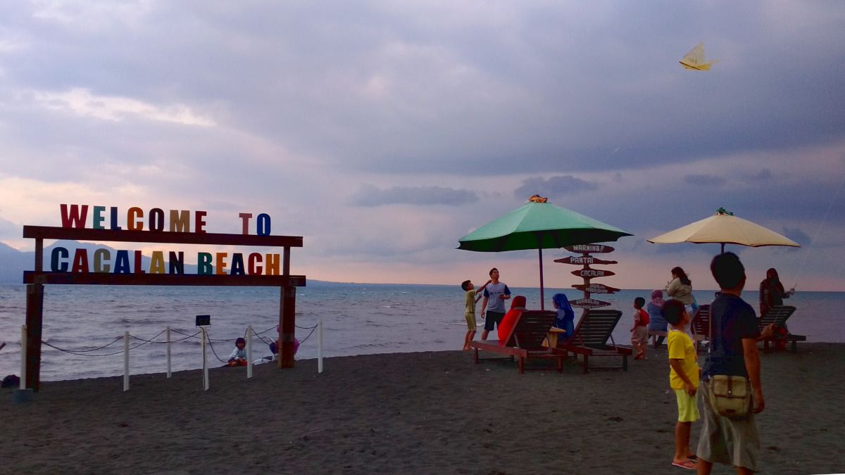 Menikmati Uniknya Senja di Pantai Cacalan Banyuwangi Menikmati Uniknya Senja di Pantai Cacalan Banyuwangi