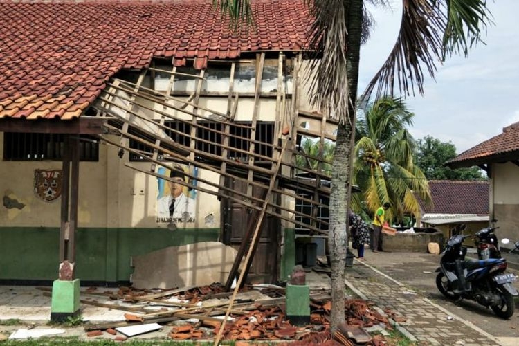 Atap Sekolah di Bekasi Roboh Siswa Duduk di Lantai GOR Atap Sekolah di Bekasi Roboh Siswa Duduk di Lantai GOR