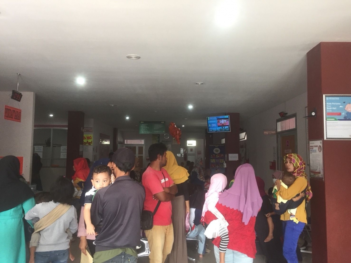 Banyak Pasien Berdiri Akibat Kurangnya Fasilitas Di Puskesmas Nanggung Halaman All Kompasiana Com