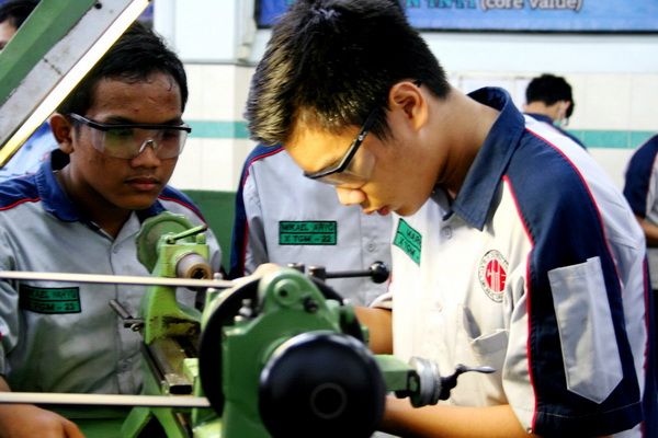 Mengatasi Masalah Pengangguran Lulusan SMK Halaman 1 Mengatasi Masalah Pengangguran Lulusan SMK Halaman 1