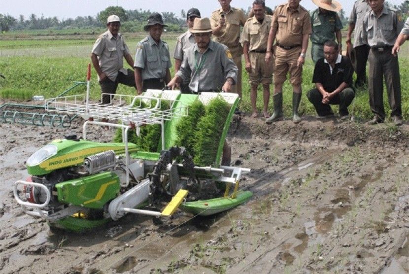 Pelatihan Kelompok Tani Dalam Menggunakan Alat Pertanian Pelatihan Kelompok Tani Dalam Menggunakan Alat Pertanian