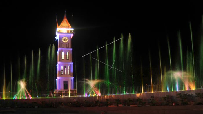 Jam Gadang Bukitting dengan Hiasan Lampu - Lampu & Air Mancur