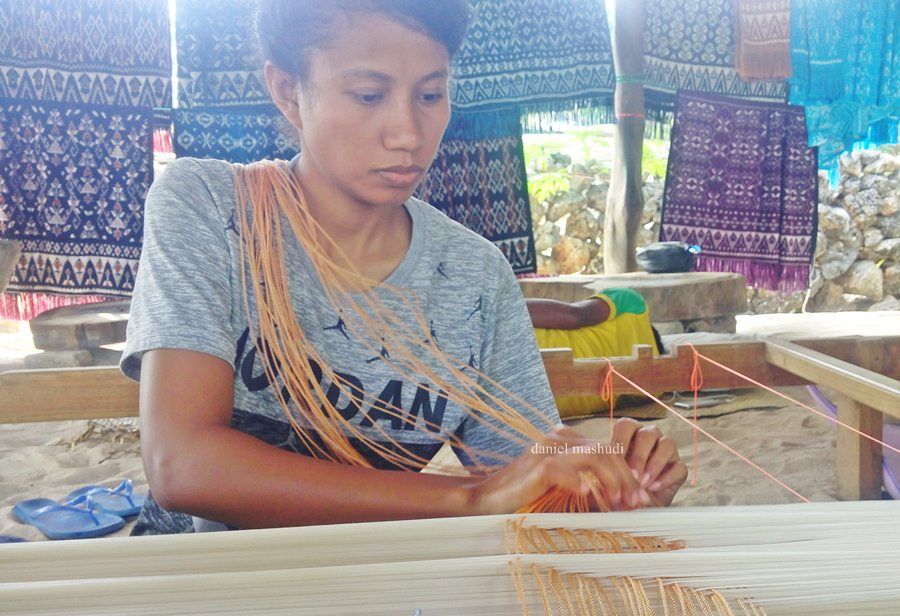 Kain Tenun dan Sasando Kerajinan Tradisional dari Rote Kain Tenun dan Sasando Kerajinan Tradisional dari Rote