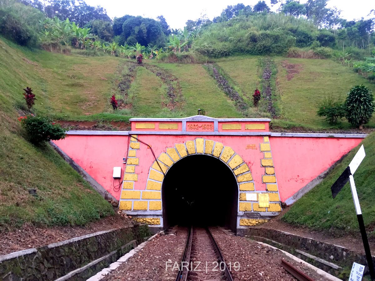 Menyusuri Terowongan Sasaksaat, Terowongan Kereta Api Aktif ...