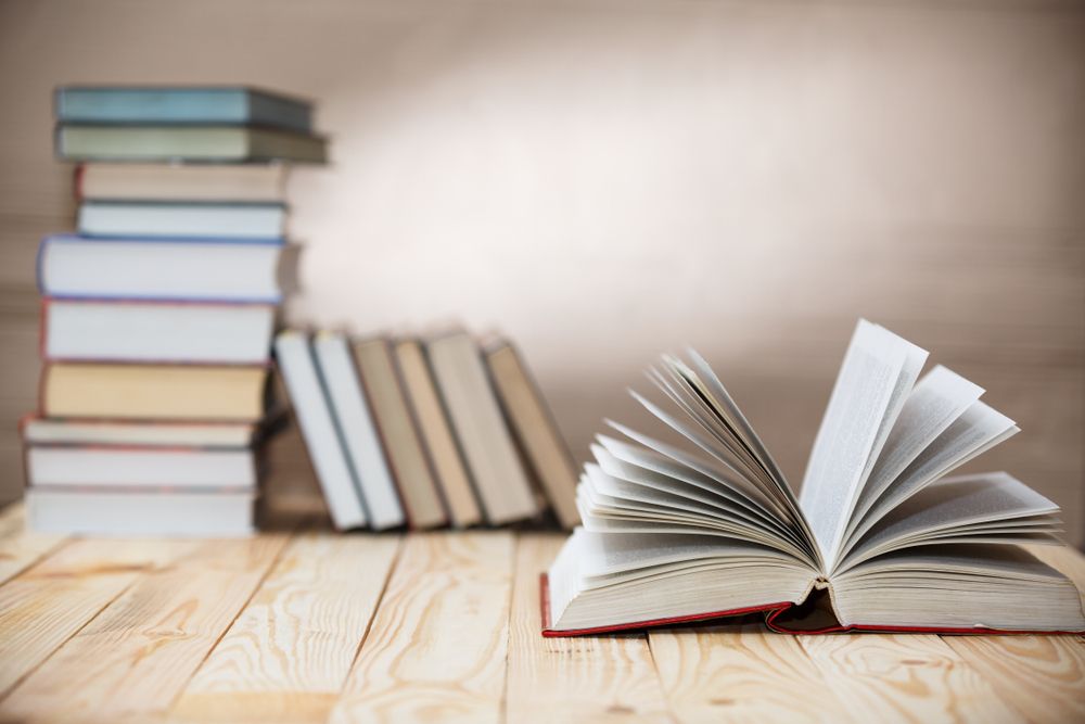 Buku Tiga dalam Kayu dengan judul dan penulis