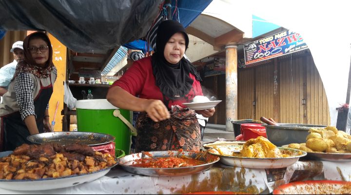 Tiap Hari Uni Des Tempuh 40 Km Ke Payakumbuh Demi Jajakan Nasi Kapau Halaman 1 Kompasiana Com