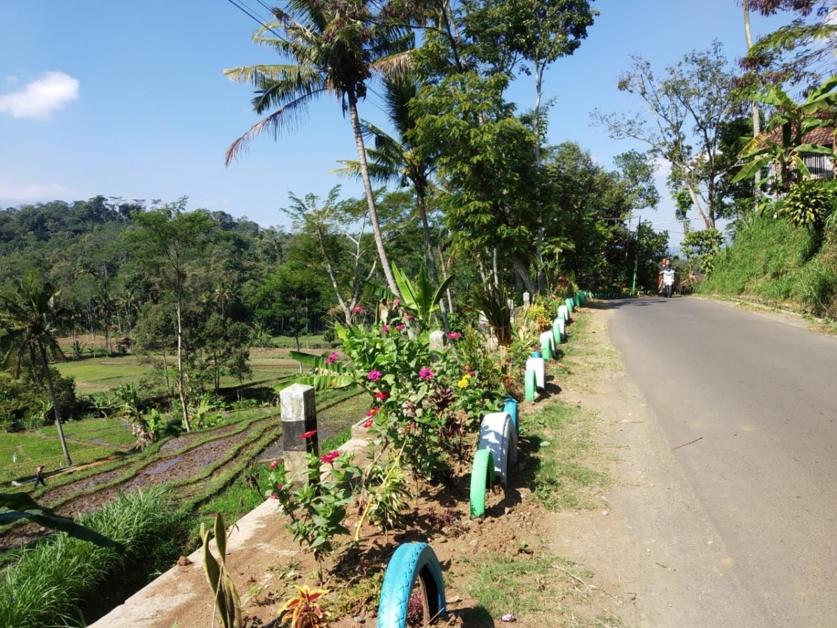 Pemanfaatan Ban Bekas untuk Menghias Taman di Sekitar Pemanfaatan Ban Bekas untuk Menghias Taman di Sekitar