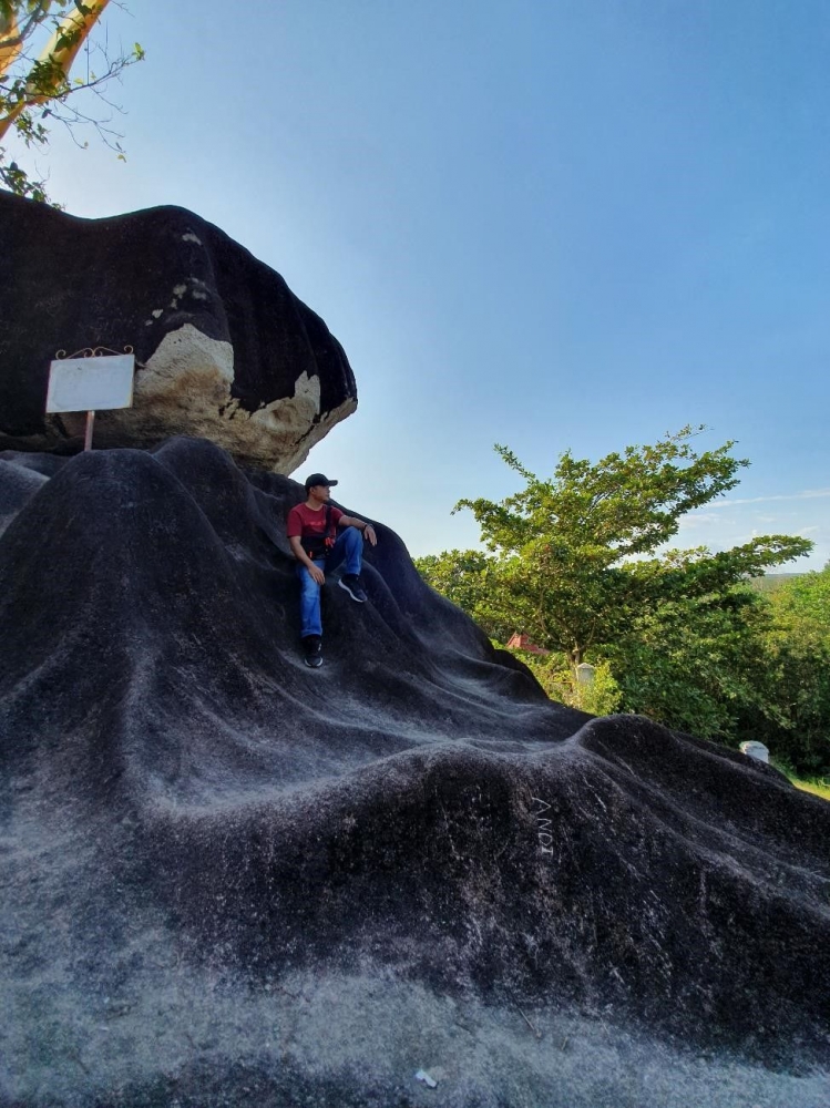 Wisata Alam Bukit Batu di Kasongan Kalimantan Tengah Wisata Alam Bukit Batu di Kasongan Kalimantan Tengah