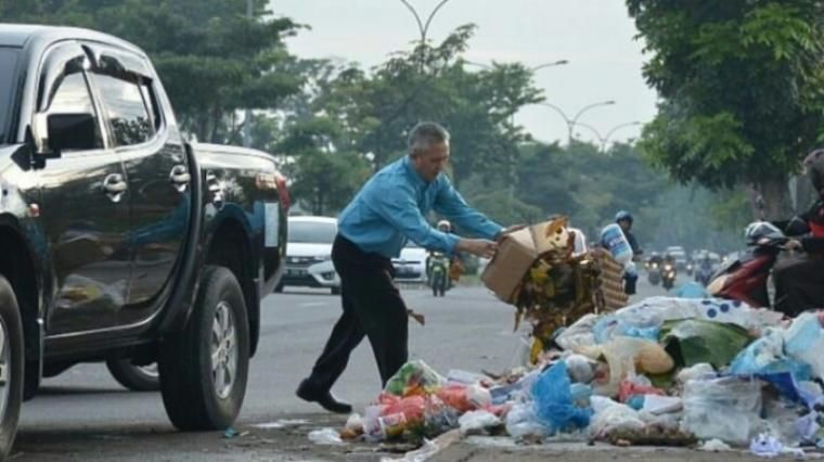 Tradisi Buang  Sampah  Sembarangan di Indonesia Halaman 1  Tradisi Buang  Sampah  Sembarangan di Indonesia Halaman 1