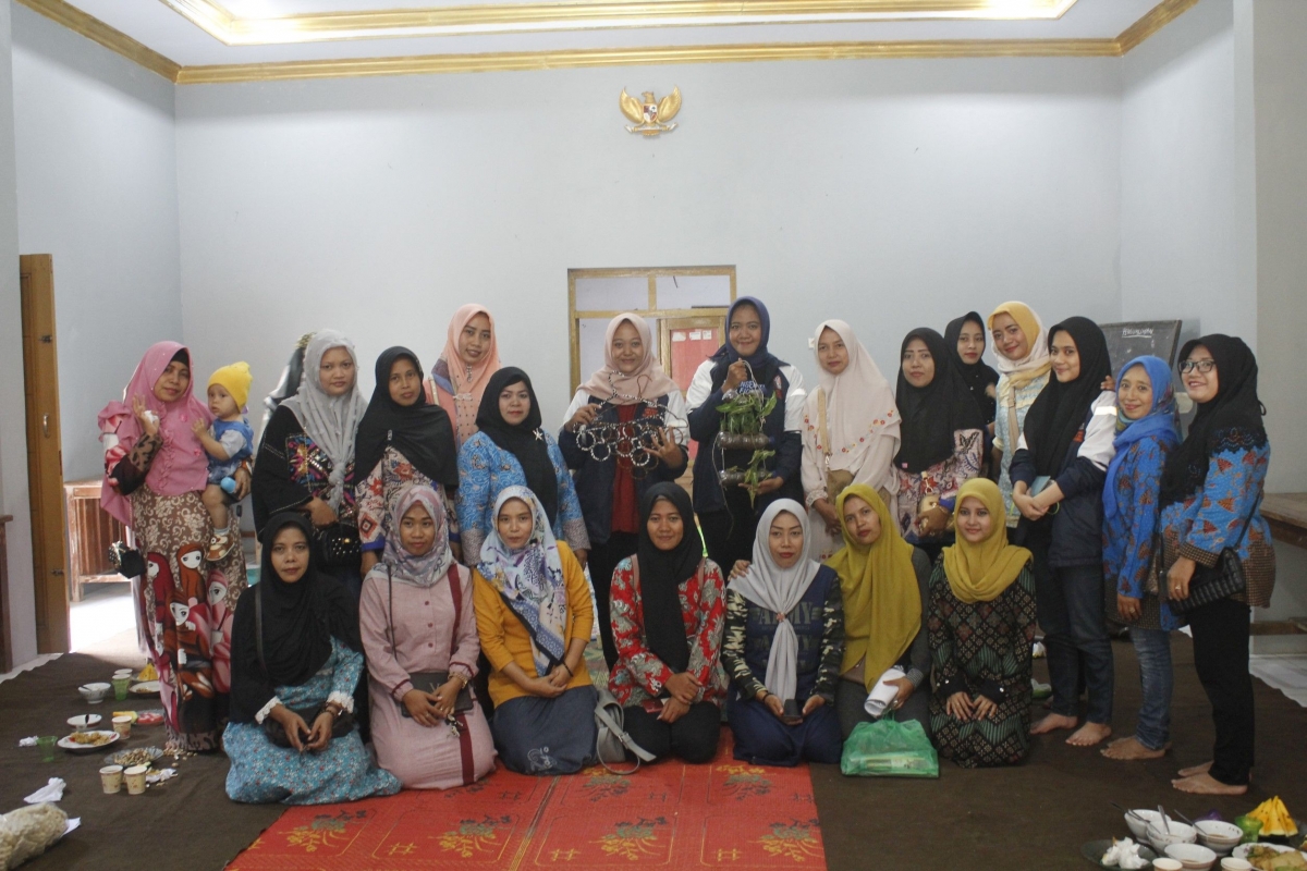 Pemanfaatan Sampah Botol Plastik menjadi Wadah Tanaman Pemanfaatan Sampah Botol Plastik menjadi Wadah Tanaman