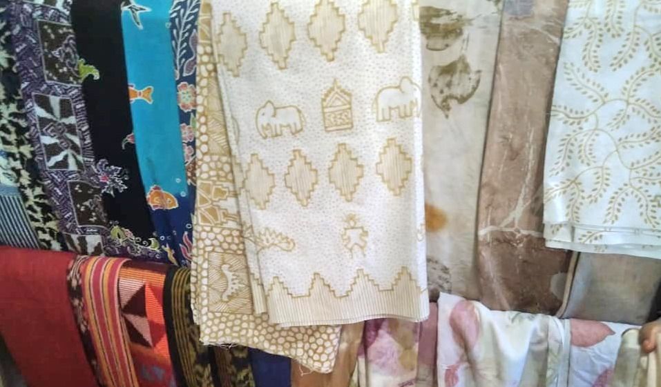 Tim Pkm Unila Beri Bantuan Alat Dan Bahan Untuk Produksi Batik Dengan Zwa Halaman All Kompasiana Com