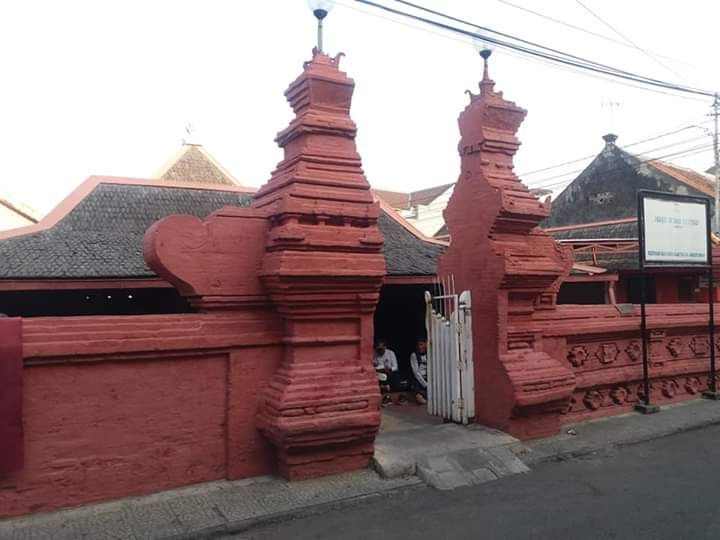 Menilik Masjid Merah Panjunan  Kompasiana com