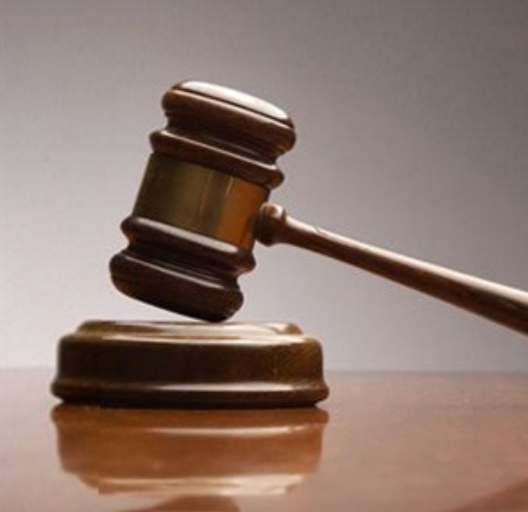 Gambar palu sidang dalam ruangan sidang