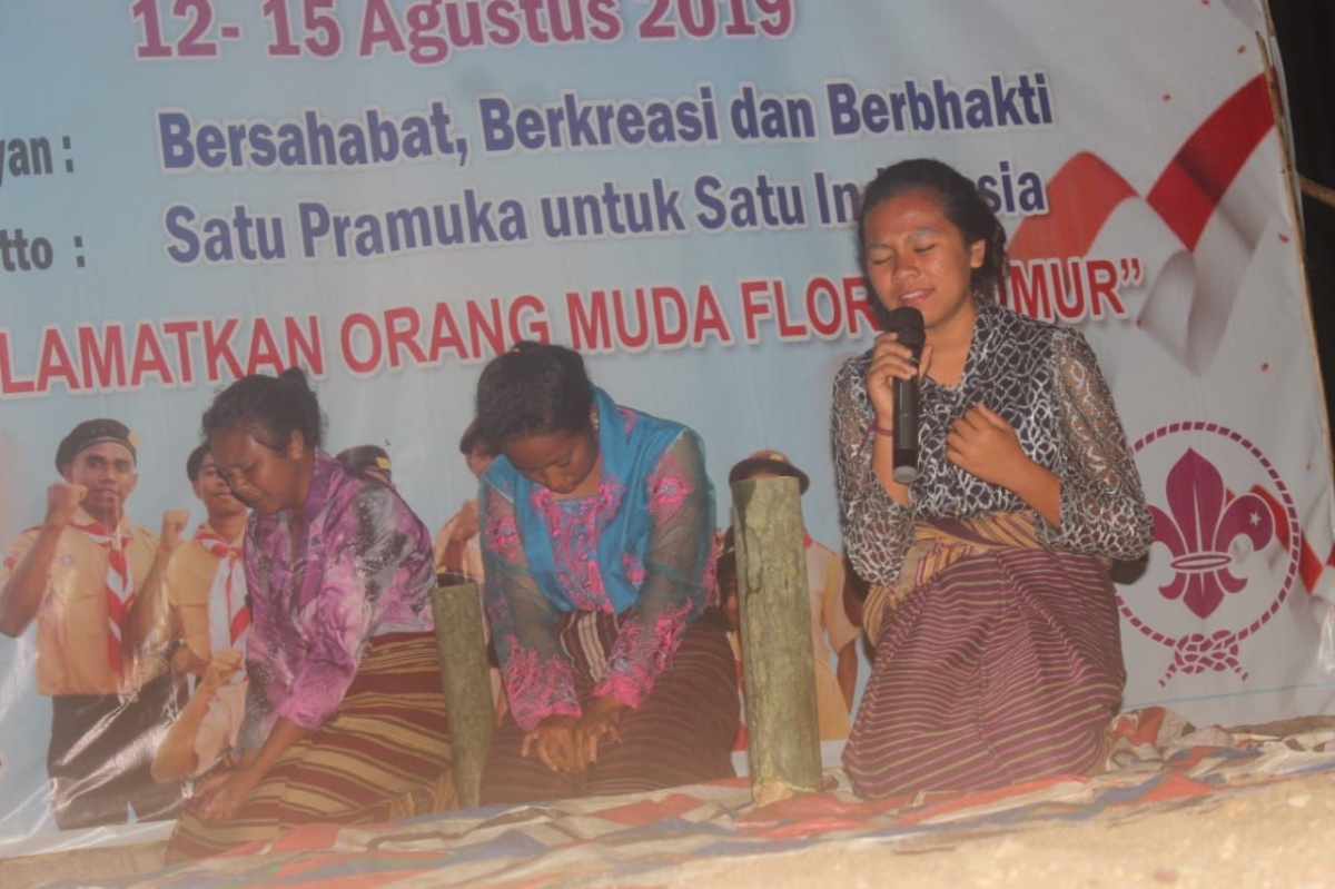 Perempuan Lamaholot dalam Pentas Teater "Air Mata Air Perempuan Lamaholot dalam Pentas Teater "Air Mata Air