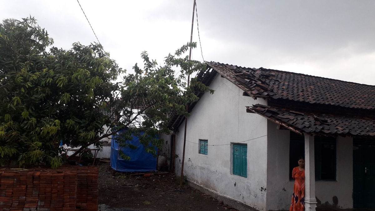 Hujan Disertai Angin Kencang Rusak Beberapa Rumah di Desa Hujan Disertai Angin Kencang Rusak Beberapa Rumah di Desa