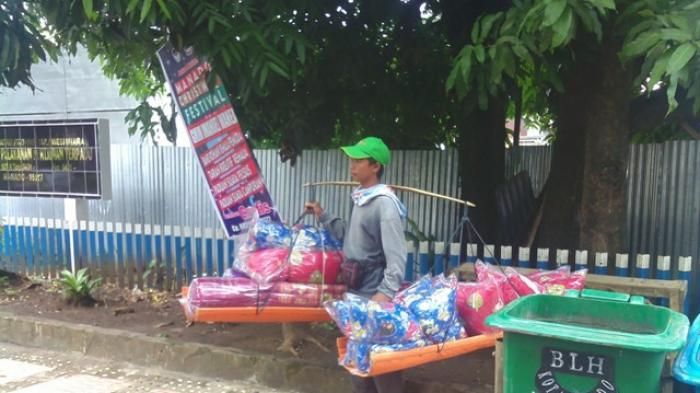 Pedagang Kasur  Penjaja Lemari  dan Penjual Tiang Jemuran 
