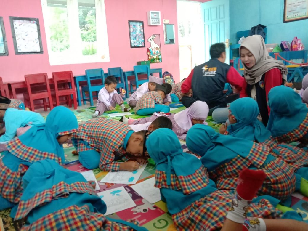 Melalui Mewarnai KKN UPGRIS Berperan Mengembangkan Melalui Mewarnai KKN UPGRIS Berperan Mengembangkan