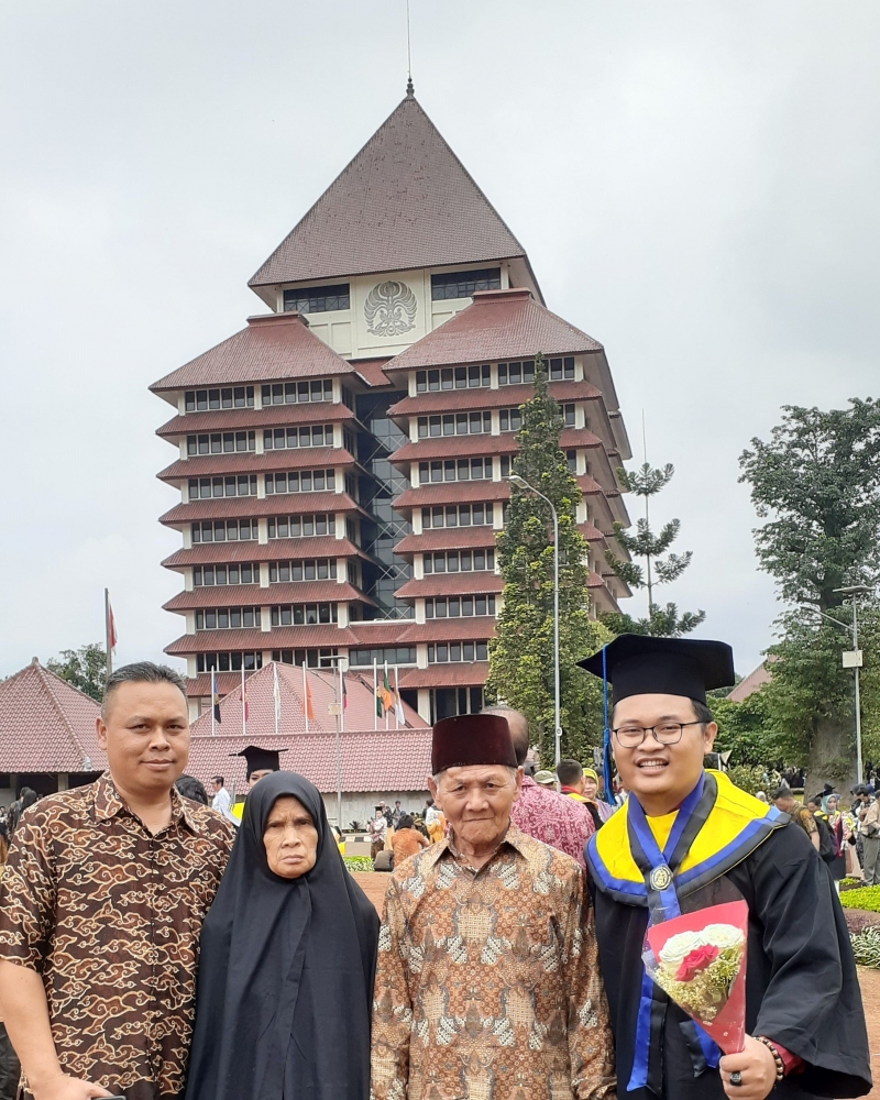 Cerita Inspirasi Anak dari Tukang  Kayu  Bakar Wisuda di UI  Cerita Inspirasi Anak dari Tukang  Kayu  Bakar Wisuda di UI