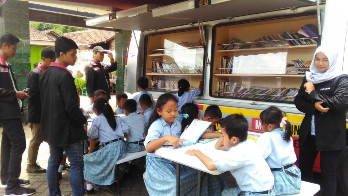 Sadarkan Pentingnya Literasi KKN 10 UMM Undang Mobil Kaca Sadarkan Pentingnya Literasi KKN 10 UMM Undang Mobil Kaca