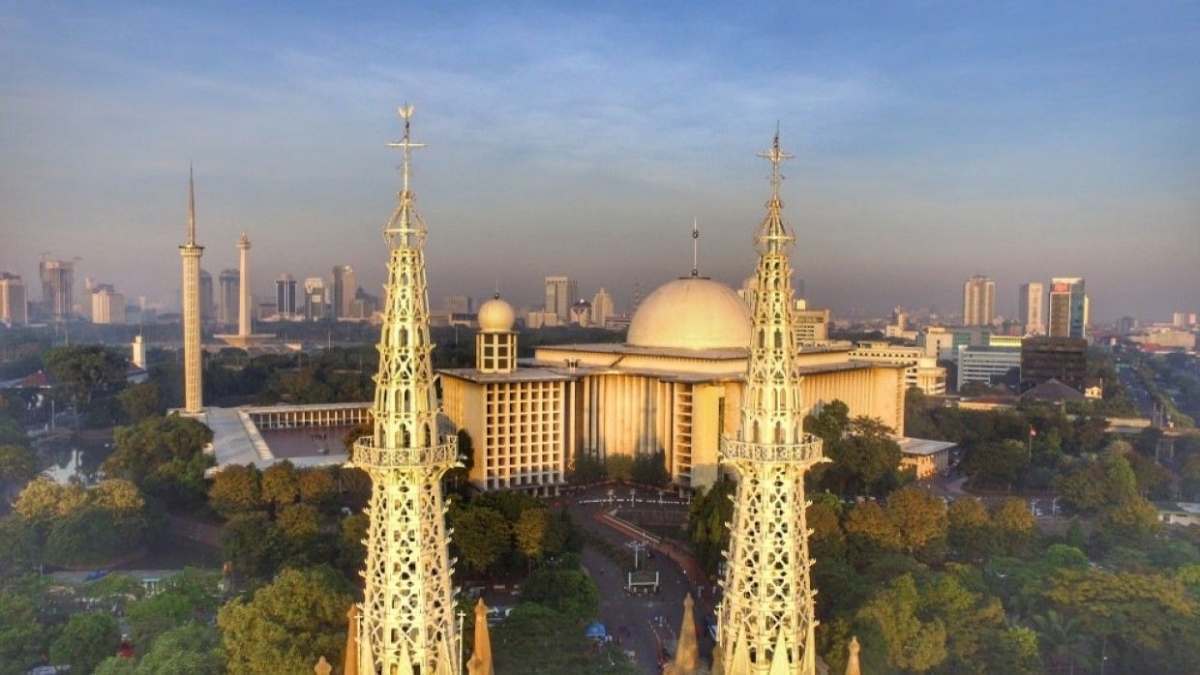 Merangkul Istiqlal dan Katedral dari