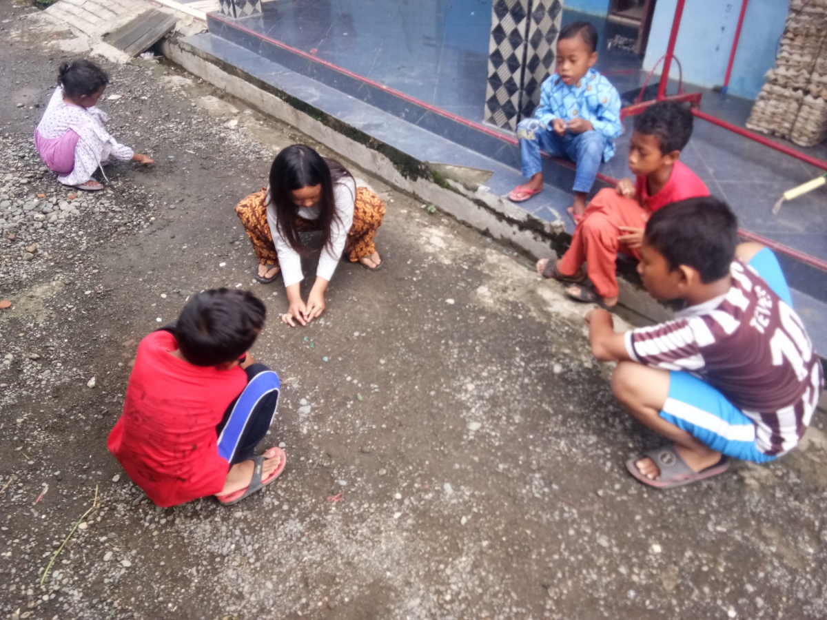 Isi Liburan dengan Main Kelereng  Kompasiana com Isi Liburan dengan Main Kelereng  Kompasiana com