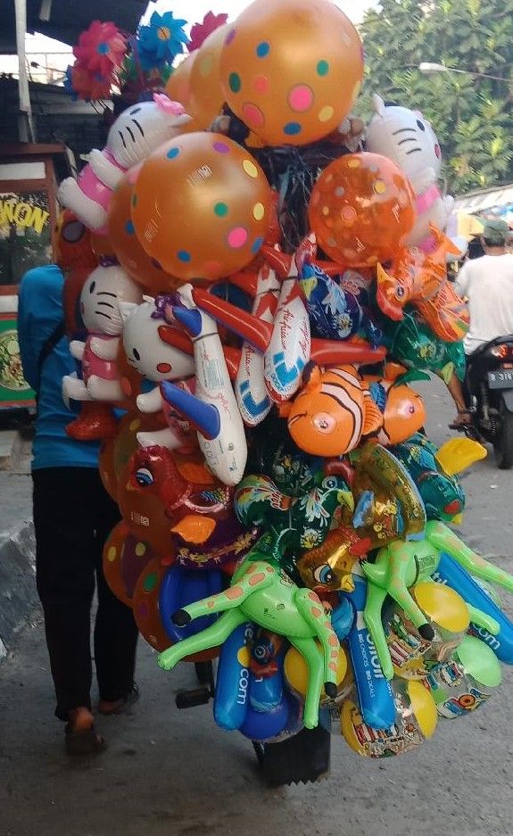 Pedagang Balon dan Mainan Anak Rentan Terpapar Covid 19 Pedagang Balon dan Mainan Anak Rentan Terpapar Covid 19