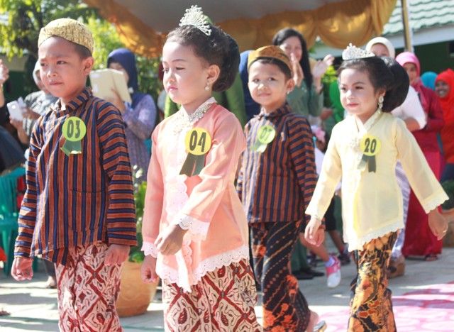 Model Kartini Anak LakiLaki Mengenali Indonesia Lewat