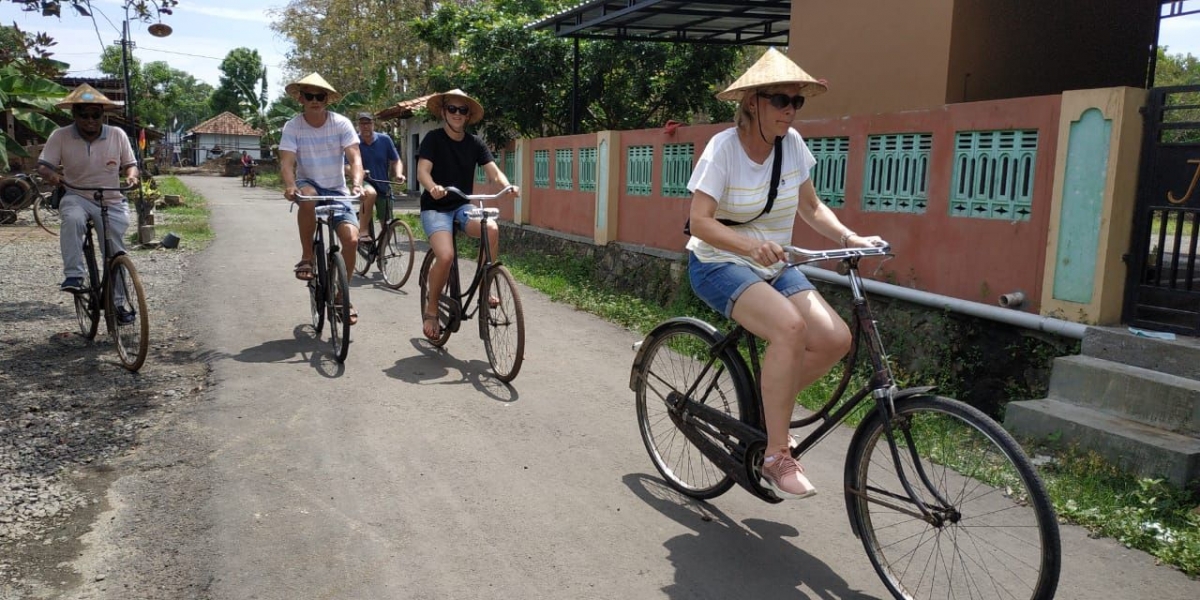 Menjadi Kolektor Sepeda Onthel dan Penggiat Wisata Sepeda Menjadi Kolektor Sepeda Onthel dan Penggiat Wisata Sepeda