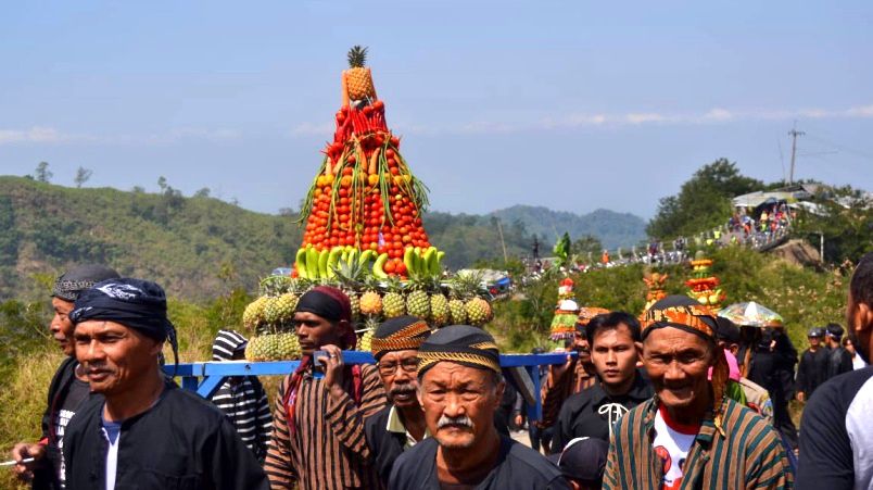Mengenal Tradisi Larung Sesaji Gunung Kelud - Kompasiana.com