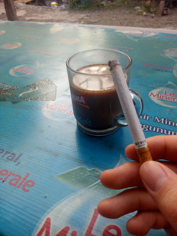 Karena Sesungguhnya Kopi dan Rokok Adalah Sahabat Sejati Karena Sesungguhnya Kopi dan Rokok Adalah Sahabat Sejati