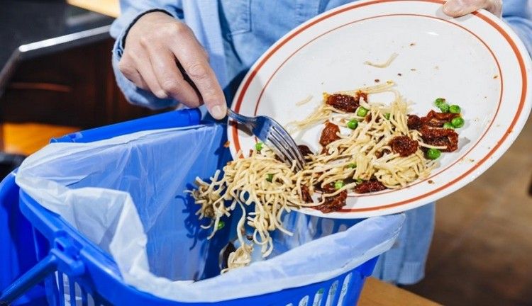 Buang Sisa Makanan Ke Dalam Tong Sampah