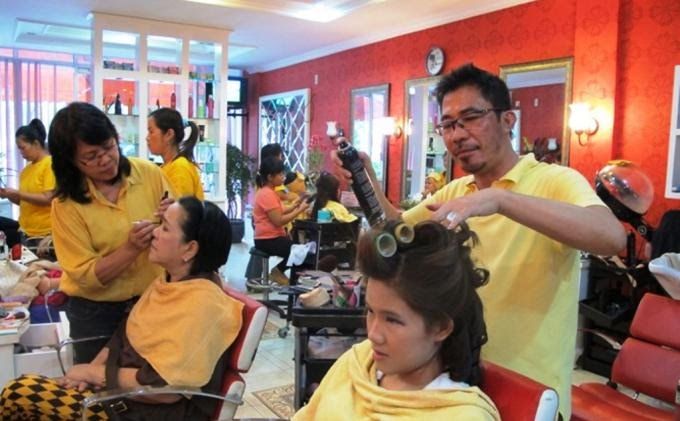 Ibu, Jangan Bawa Anaknya yang Pria ABG ke Salon Kecantikan Ibu, Jangan Bawa Anaknya yang Pria ABG ke Salon Kecantikan