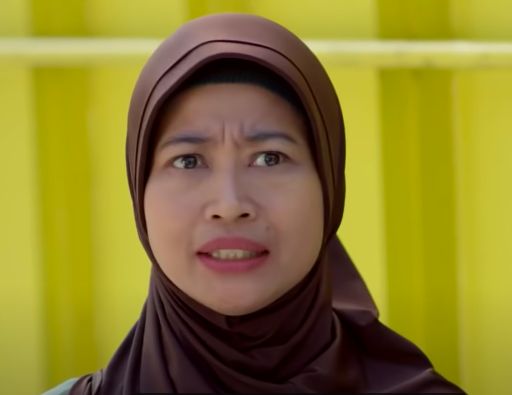 U tilini uning qiniga chuqur tiqdi.