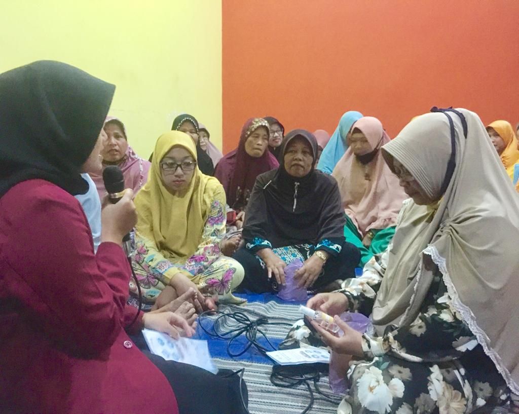 Gandeng Ibu-ibu Pengajian, Mahasiswa UMM Lakukan Sosialisasi Era New ...