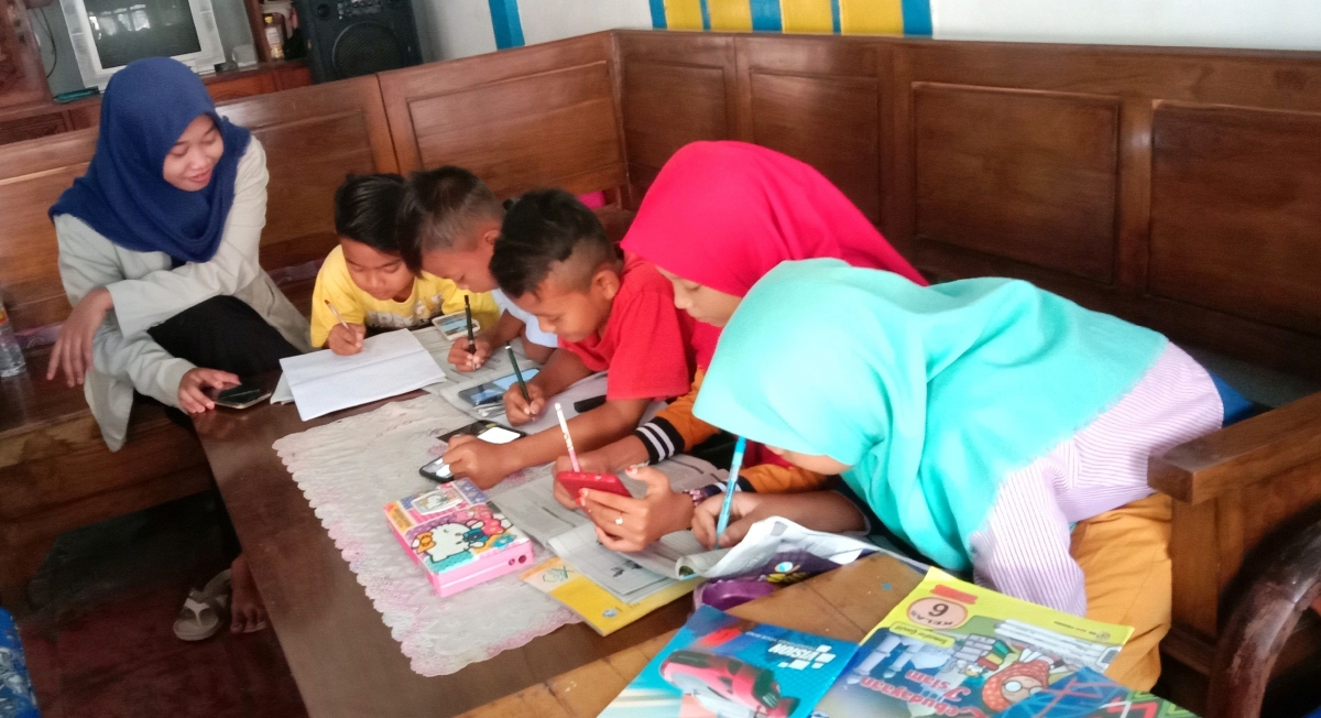 Pendampingan Belajar Daring dan Mengenalkan Aplikasi