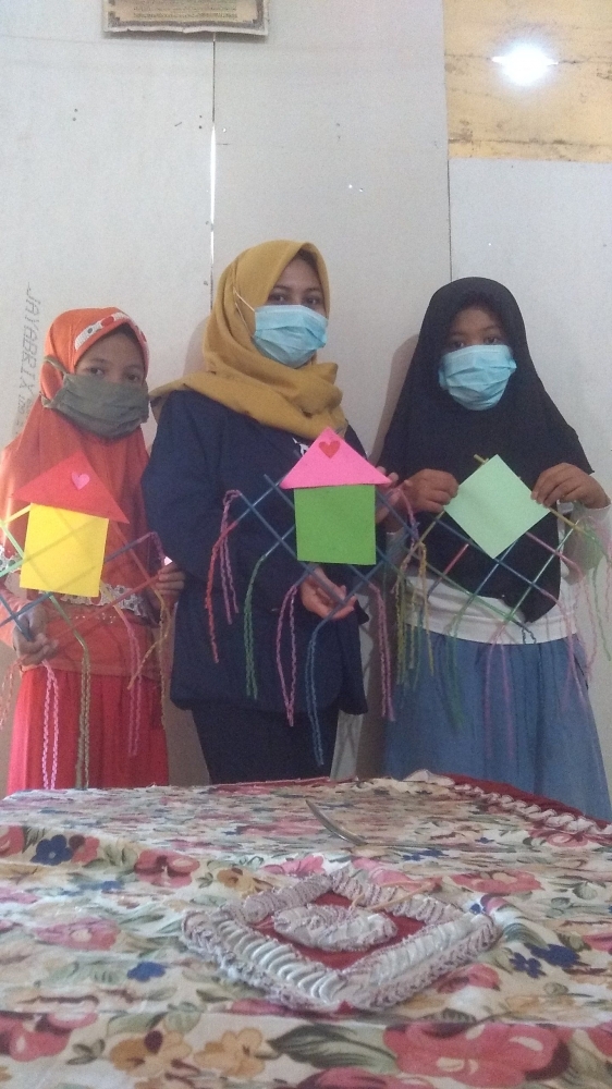 KKN Tematik 2022 UPGRIS Membuat Bingkai Foto dari Bahan KKN Tematik 2022 UPGRIS Membuat Bingkai Foto dari Bahan
