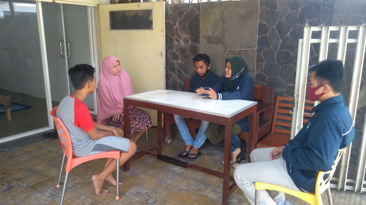 Mahasiswa KKN Unmuh Jember kelompok 26 Melakukan