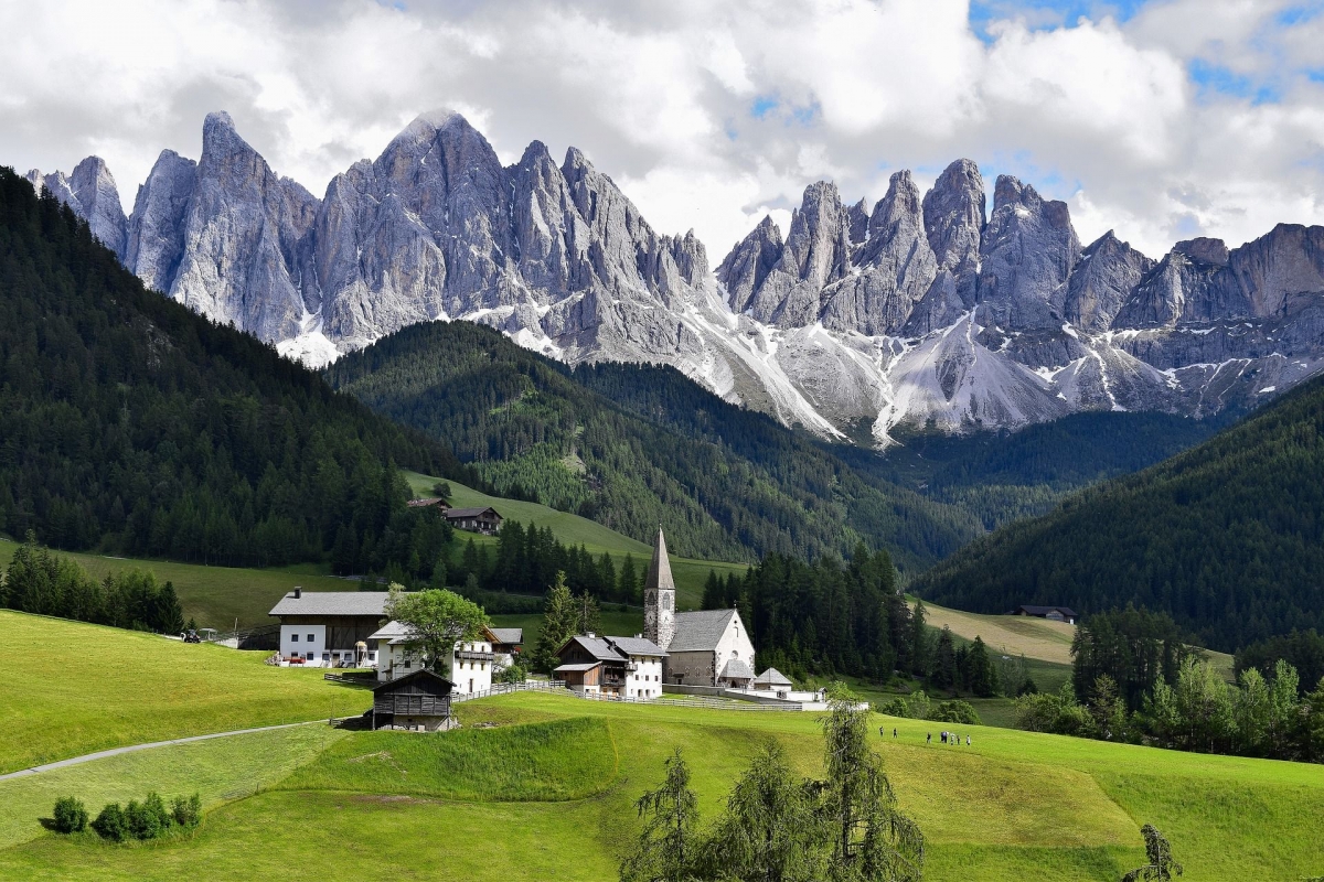 Menembus 2 Negara Menuju Dolomites, Pegunungan Terindah di Dunia
