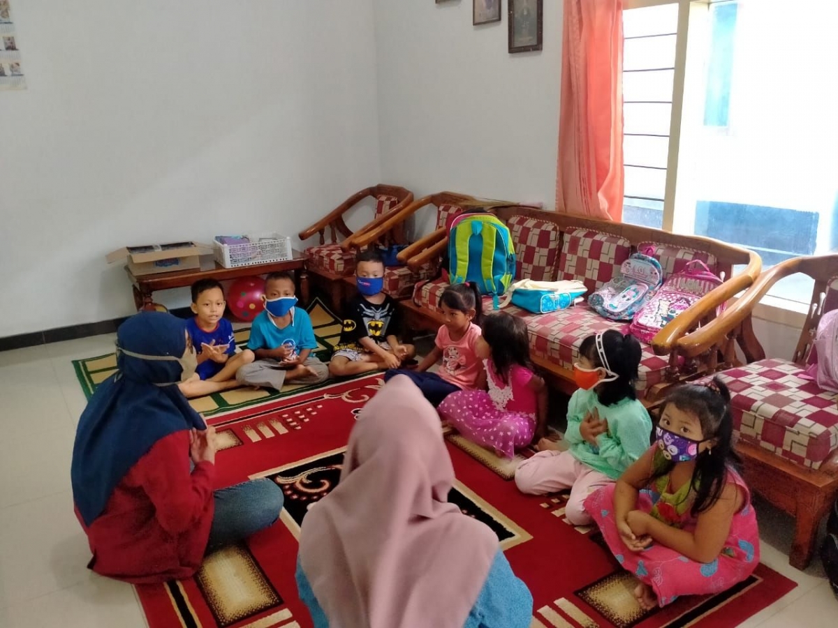 Mahasiswa UMM Membantu Proses Pembelajaran  Anak  anak  TK  di  Mahasiswa UMM Membantu Proses Pembelajaran  Anak  anak  TK  di