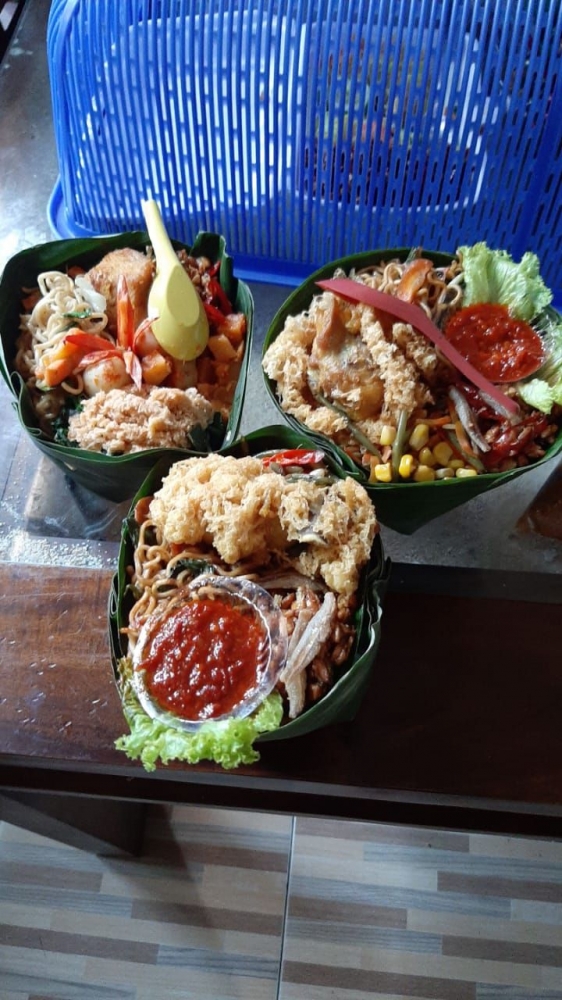 Ruminiyalik lolilar bilan porno Porno onani hidlaydi