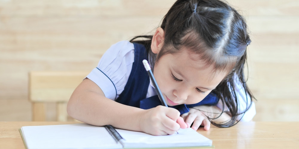 Orangtua, Ajari Anak Menulis Ada Waktu Terbaiknya Halaman