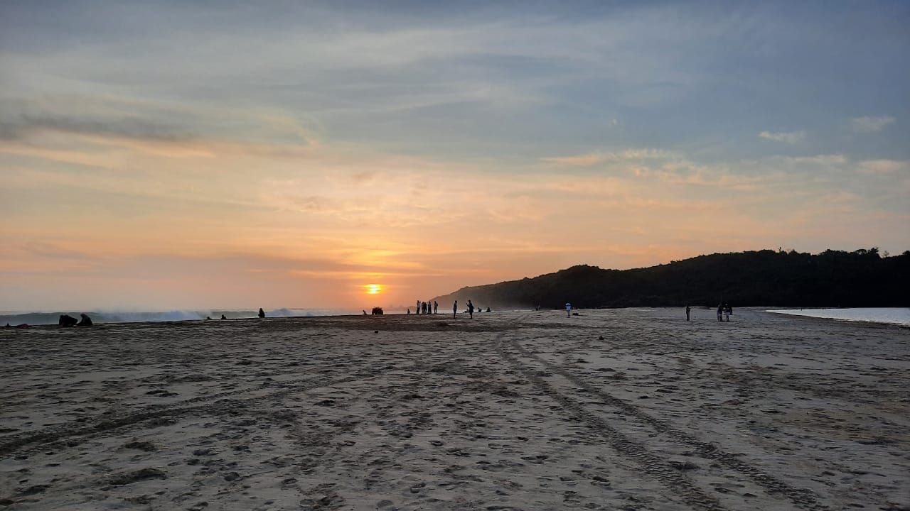 Senja Di Pantai Ujung Genteng Kompasiana Com