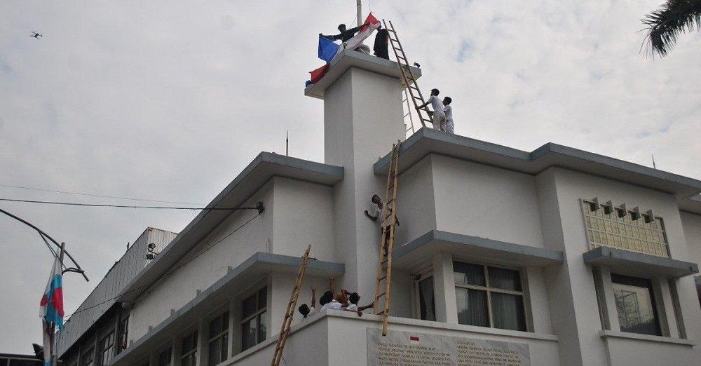 Perobekan Bendera Belanda Di Hotel Yamato Mengawali Perang 10 November ...