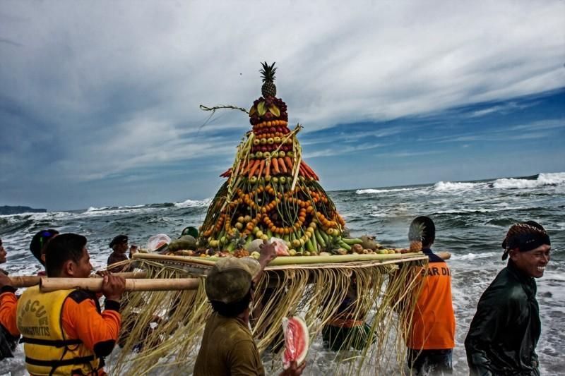 Simbolisme Sesaji dalam Ritual Sedekah Laut: Kearifan Nelayan Tayem