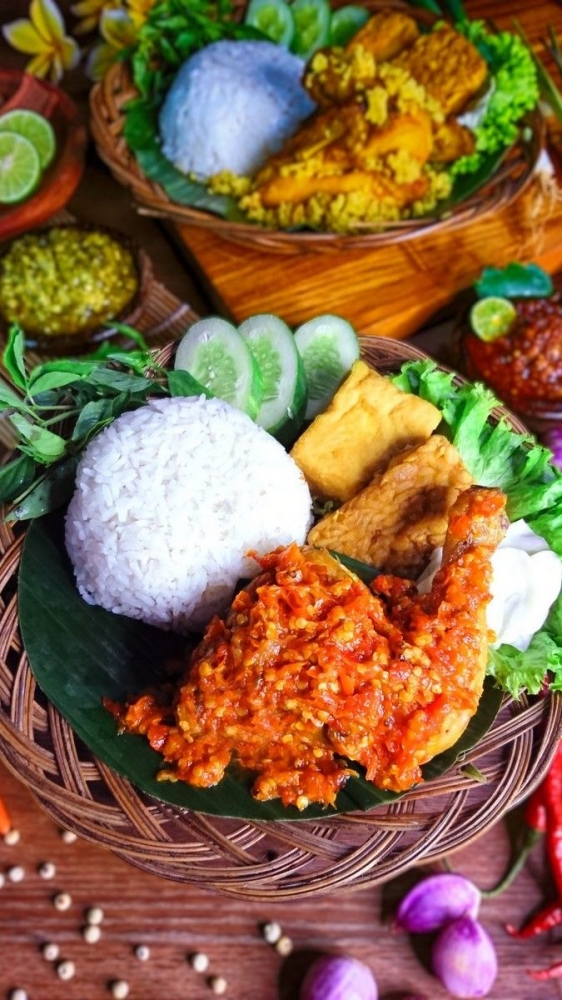 Mencicipi Menu Lezat Khas Ayam Penyet Bandung UMKM Asal