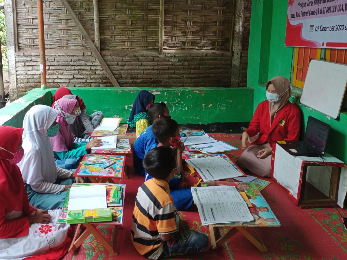 Kembalikan Semangat Belajar Anak  anak  Mahasiswi KKN Untag  Kembalikan Semangat Belajar Anak  anak  Mahasiswi KKN Untag