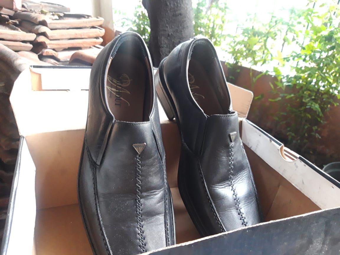 Pertama dan Terakhir Sepasang Sepatu untuk Ayah Halaman 1 Pertama dan Terakhir Sepasang Sepatu untuk Ayah Halaman 1